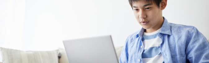 mahasiswa sedang riset perusahaan dan posisi kerja