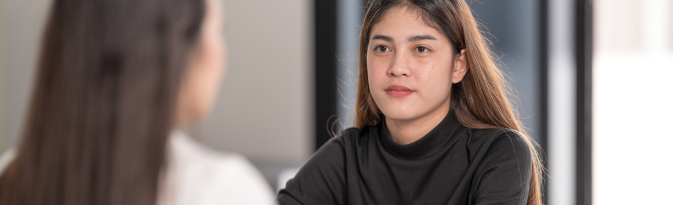 mahasiswa sedang konsultasi dengan universitas untuk magang di inggris