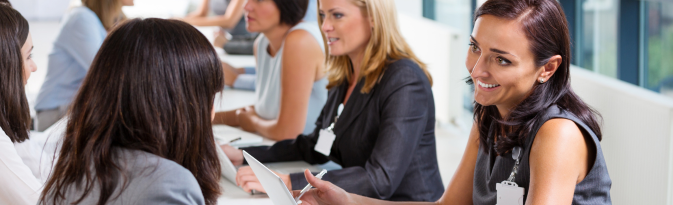 pelajar mengikuti seminar dan career fair untuk magang di inggris