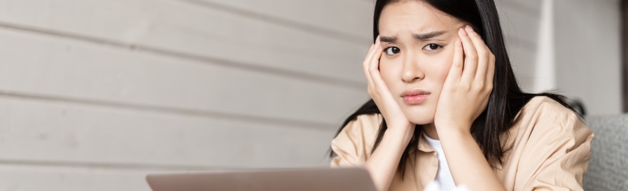 pelajar perempuan sedang bingung saat bekerja dan mengalami job hugging