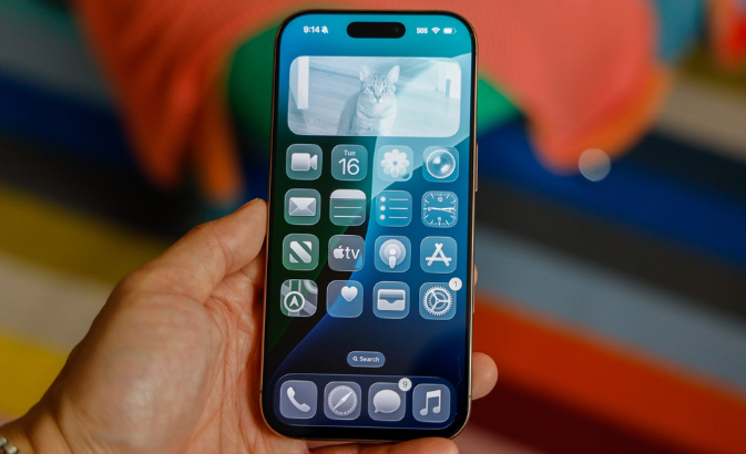 seseorang memegang iphone 17 dengan ios 26 liquid glass