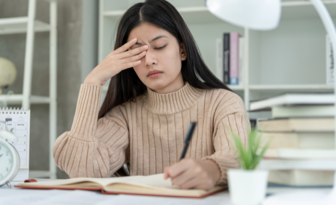 pelajar sedang mendaftar universitas