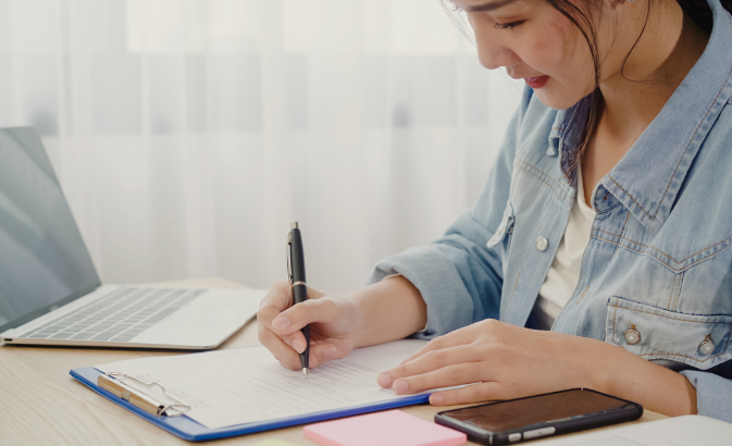 pelajar mengerjakan tes ielts writing dengan strategi