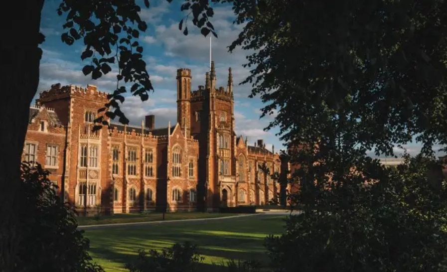 Gedung Queen's University Belfast